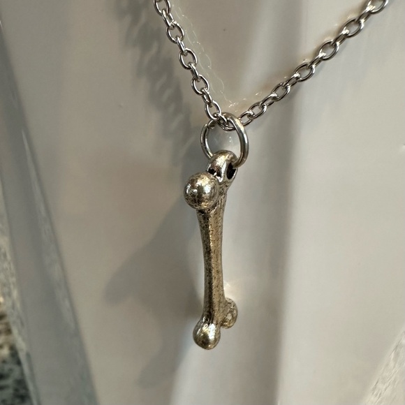 NEW 18” SILVER CHAIN WITH CLASP THIGH BONE NECKLACE UNISEX - Picture 1 of 6